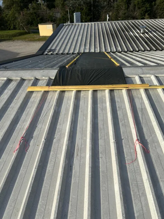 Intervention d’urgence à Revel : réparation provisoire sur toiture en panneaux sandwich bac acier, Revel, Meurisse Couverture