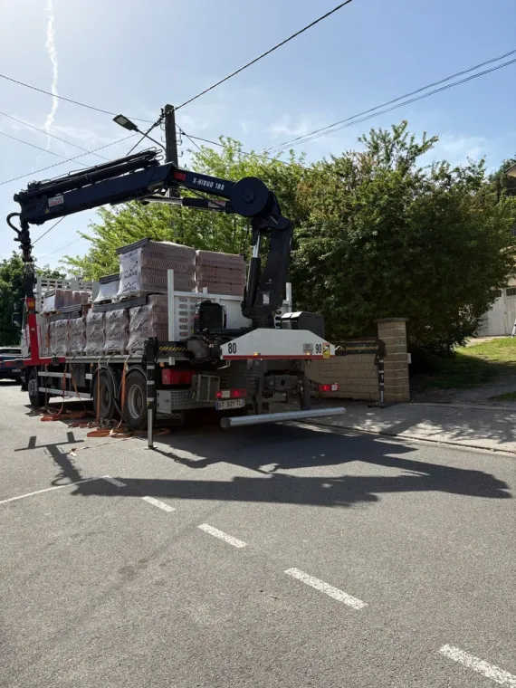 Livraison de tuiles sur notre chantier à Revel, Revel, Meurisse Couverture