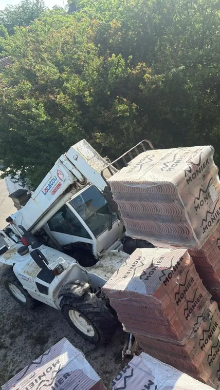Mise en place des tuiles à l'aide de notre manitou sur un chantier à Revel, Revel, Meurisse Couverture