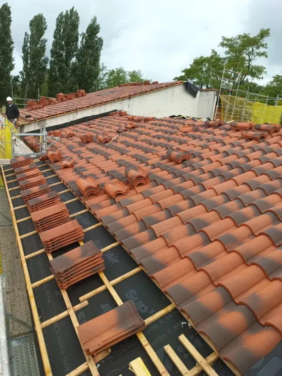 Chantier en cours : rénovation globale de toiture et couverture en tuiles, Revel, Meurisse Couverture