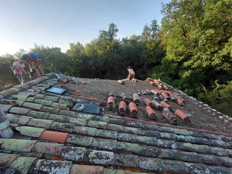 Rénovation en cours dans le Sud : on redonne vie à cette magnifique toiture traditionnelle sous le soleil !, Revel, Meurisse Couverture