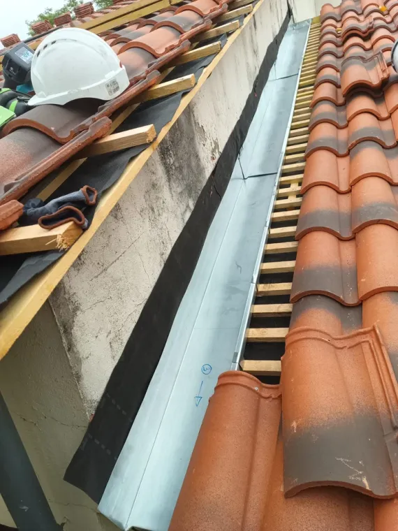 Zoom sur chantier : Pose d'un couloir de rive en zinc, Revel, Meurisse Couverture