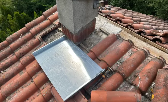 Travaux en Cours à Revel : Faîtage et Cheminées en Rénovation !, Revel, Meurisse Couverture