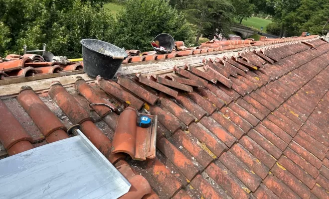 Travaux en Cours à Revel : Faîtage et Cheminées en Rénovation !, Revel, Meurisse Couverture