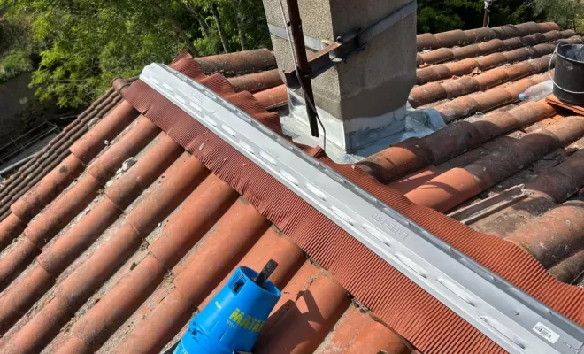 Travaux en Cours à Revel : Faîtage et Cheminées en Rénovation !, Revel, Meurisse Couverture