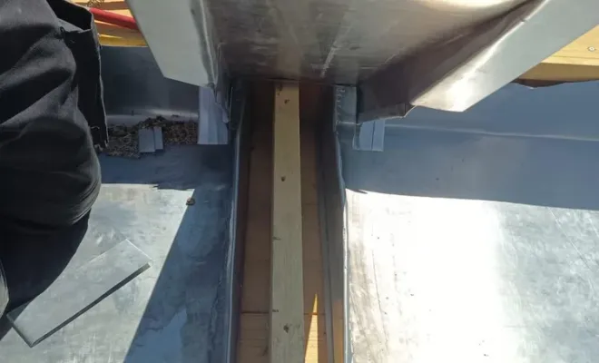 Création d’un chenal en zinc naturel 0,80 avec dilatation traditionnelle et habillage acrotère, Revel, Meurisse Couverture